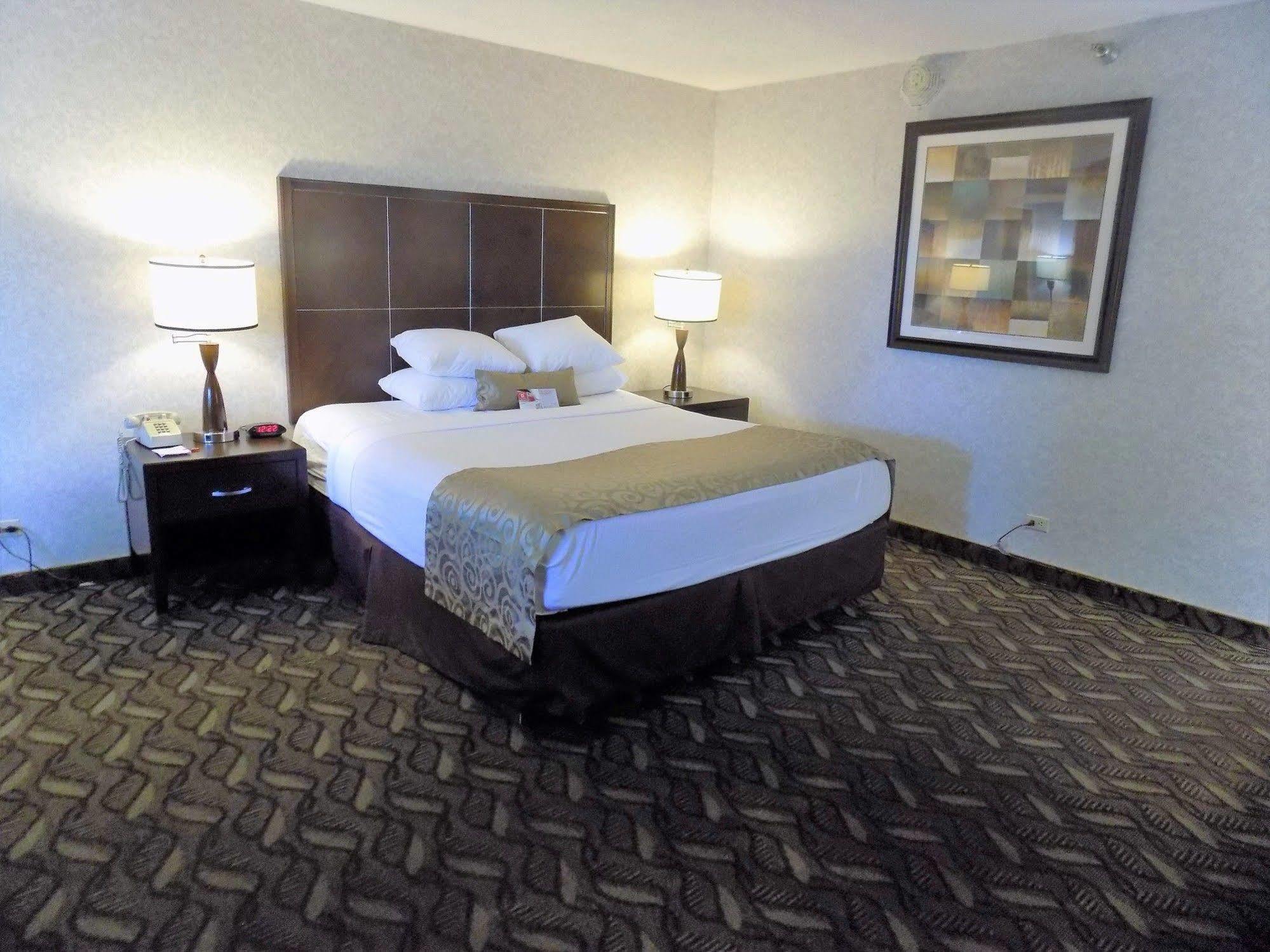 Ramada By Wyndham Burbank Airport Hotell Exteriör bild