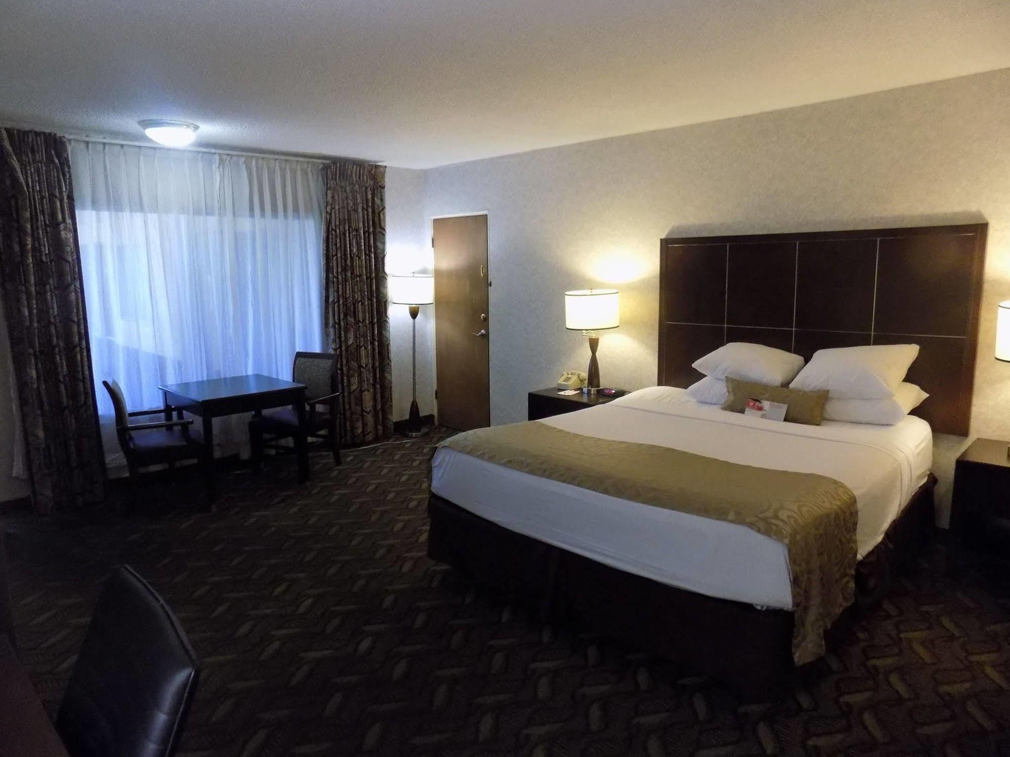 Ramada By Wyndham Burbank Airport Hotell Exteriör bild