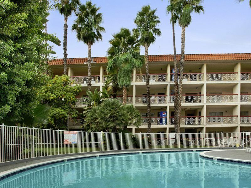 Ramada By Wyndham Burbank Airport Hotell Exteriör bild